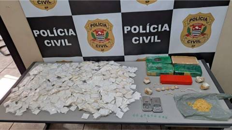 DIG e DISE de Bragança Paulista apreendem mais de 1,4 mil papelotes de cocaína, tijolos de maconha e crack. Um homem foi preso