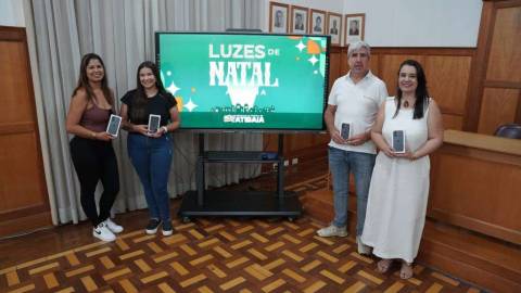 Entrega de smartphones marca encerramento da ação “Luzes de Natal” em Atibaia