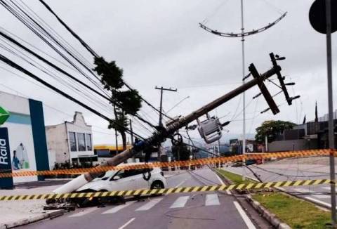 Motorista perde o controle e derruba poste com transformador na Alameda Lucas