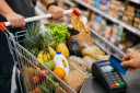 Prefeitura regulamenta vale-alimentação de R$ 390 para servidores e define regras de escolha do benefício