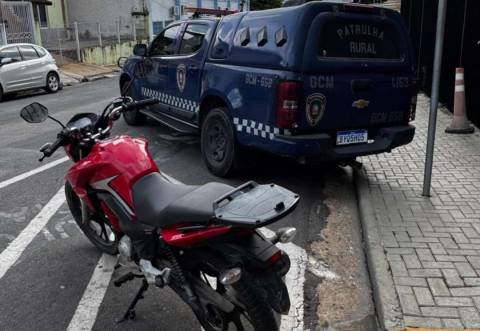 GCM de Atibaia apreende drogas e recupera moto furtada