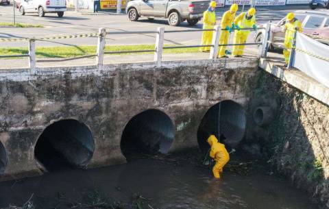 Prefeitura realiza manutenção no Córrego do Piqueri em Atibaia