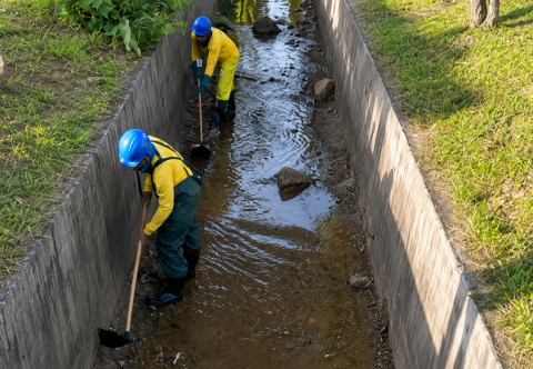 Prefeitura faz limpeza em canal da Avenida Brasília e reforça ações para evitar enchentes em Atibaia