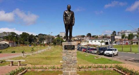 Atibaia inaugura monumento em homenagem ao Dr. Walny de Carmargo Gomes