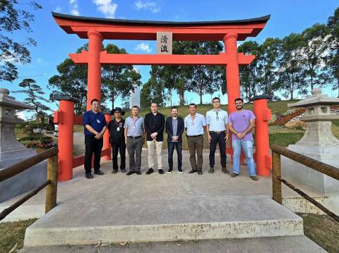 Embaixador do Japão visita Festa de Flores e Morangos em Atibaia