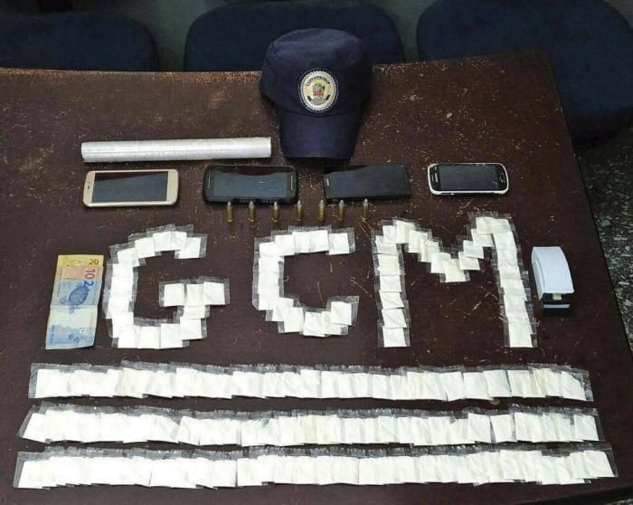 GCM PRENDE DOIS POR TRÁFICO DE DROGAS. UM DELES ERA PROCURADO PELA JUSTIÇA