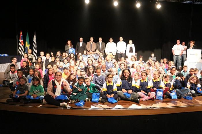 150 alunos de Atibaia receberam óculos gratuitos no Centro de Convenções