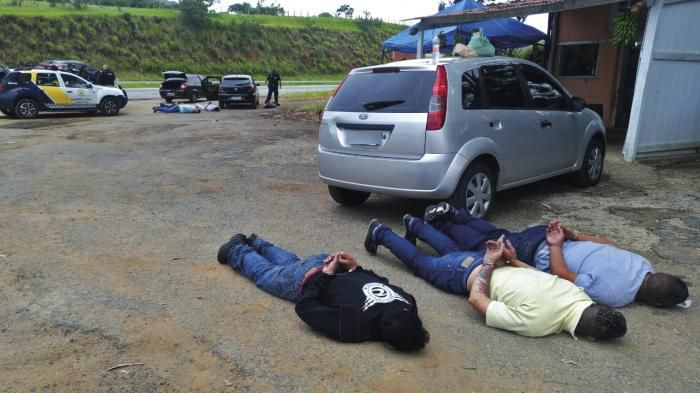 PRF, COM APOIO DA GCM, PRENDEU 6 HOMENS, APREENDEU MENOR E DESARTICULOU QUADRILHA DE ROUBO DE CARGAS NA FERNÃO DIAS