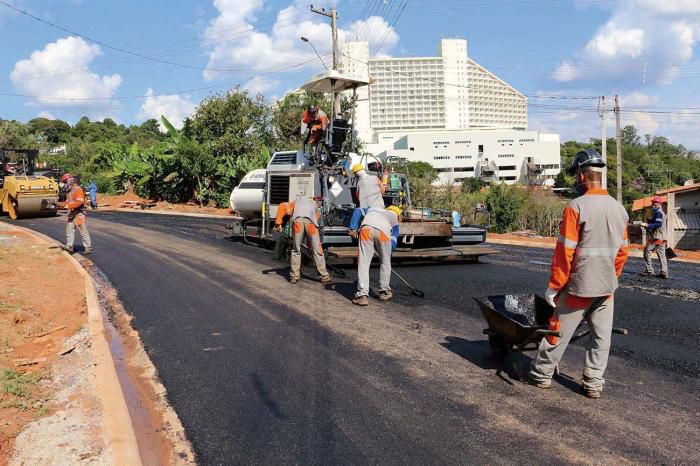 Asfalto continua chegando em mais bairros de Atibaia