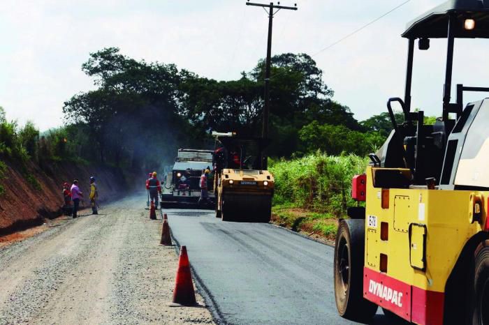 Trecho da Estrada da Usina está sendo asfaltado nesta semana