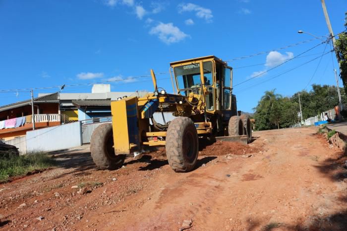 Serviços de manutenção de vias e pavimentação continuam em vários pontos da cidade
