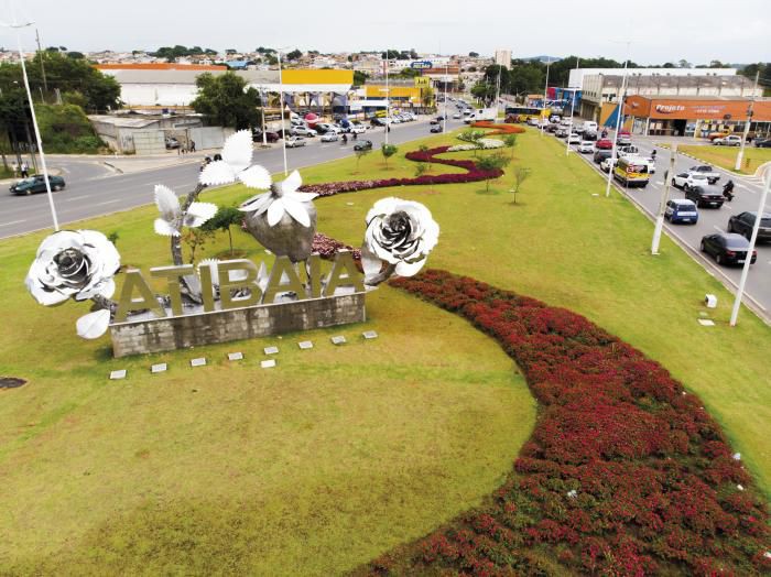 Escultura com nome e símbolos de Atibaia foi instalada na entrada da cidade