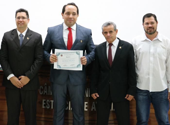 Vereador Zé Machado entregou moção de congratulações ao jornalista Fábio Silvério pela dedicação ao esporte