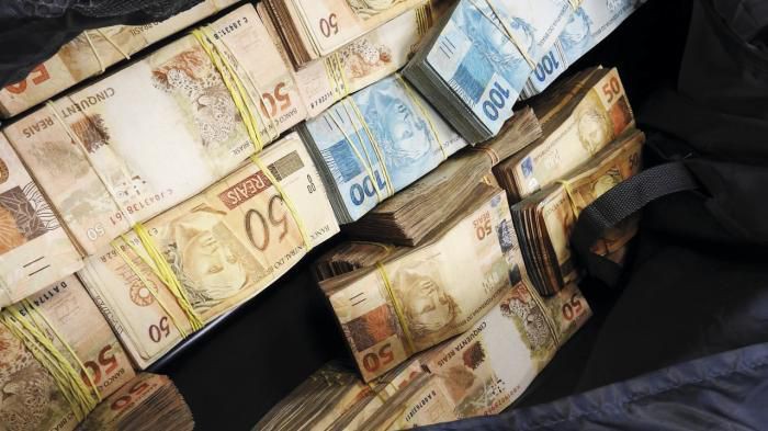 PRF ENCONTRA R$ 500 MIL DENTRO DE CARRO NA FERNÃO DIAS