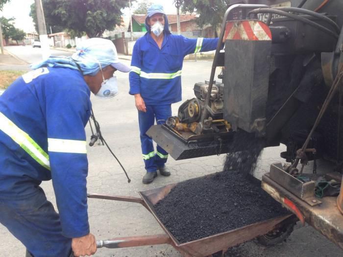 Atibaia realiza serviços de tapa-buraco em ruas e avenidas