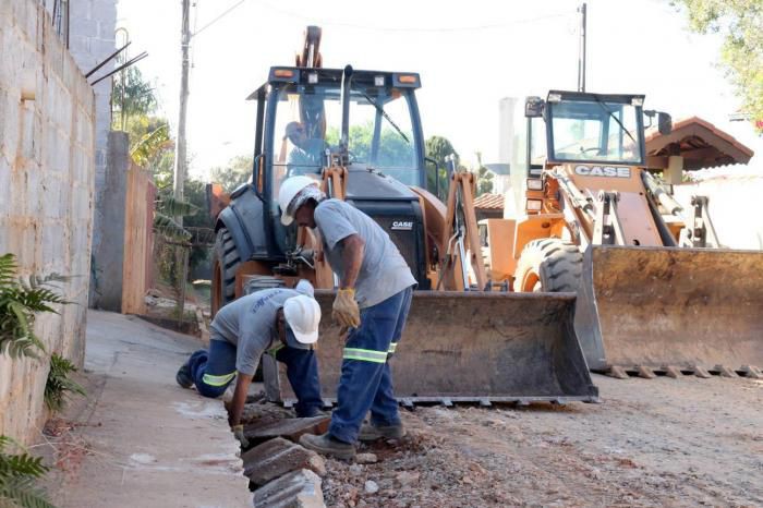 Obras de asfalto em parceria da Prefeitura com associações de moradores continuam em Atibaia