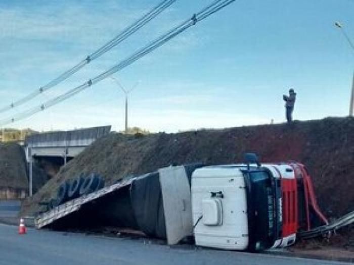 Caminhão cai em barranco na Fernão Dias em Atibaia