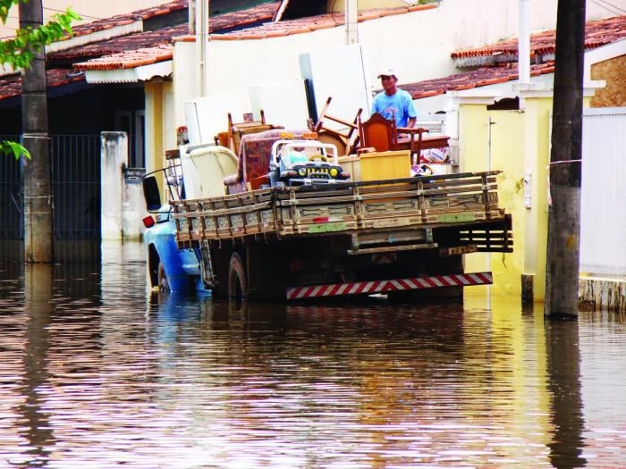 Prefeito sancionou legislação que ameniza questão das enchentes em Atibaia