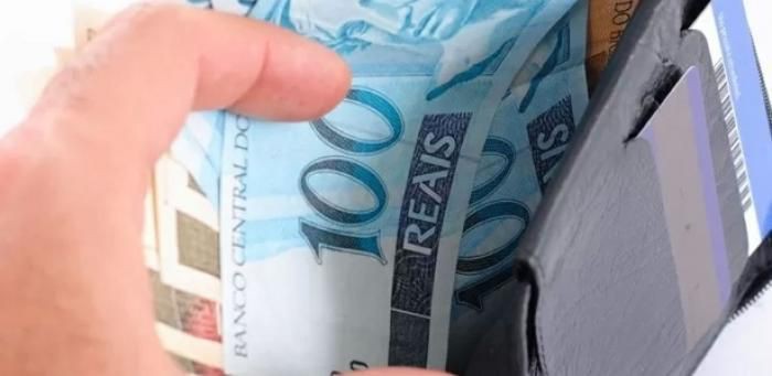 Prazo para trabalhador sacar R$ 880 de abono salarial acaba hoje
