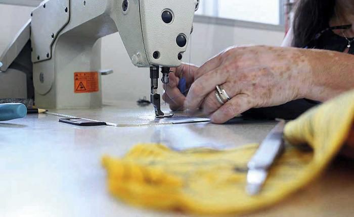 Projeto Costurando o Futuro do Fundo Social de Atibaia já confeccionou mais de 450 kits de uniformes escolares