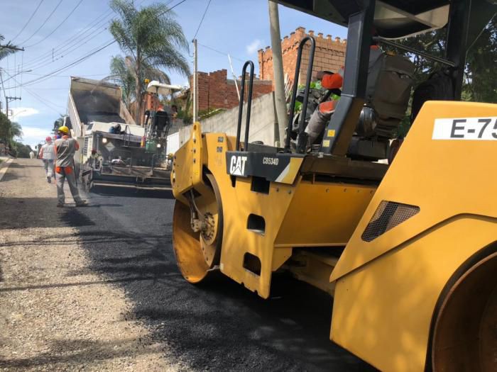 Asfalto continua em andamento em diversos bairros de Atibaia