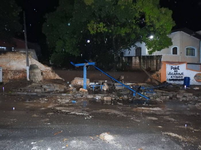 Muro cai devido a fortes chuvas na noite de hoje