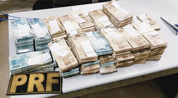 Dupla é presa com R$ 500 mil escondidos em fundo falso em carro na Fernão Dias