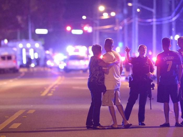 Atirador abre fogo em boate gay em Orlando e deixa mortos e feridos