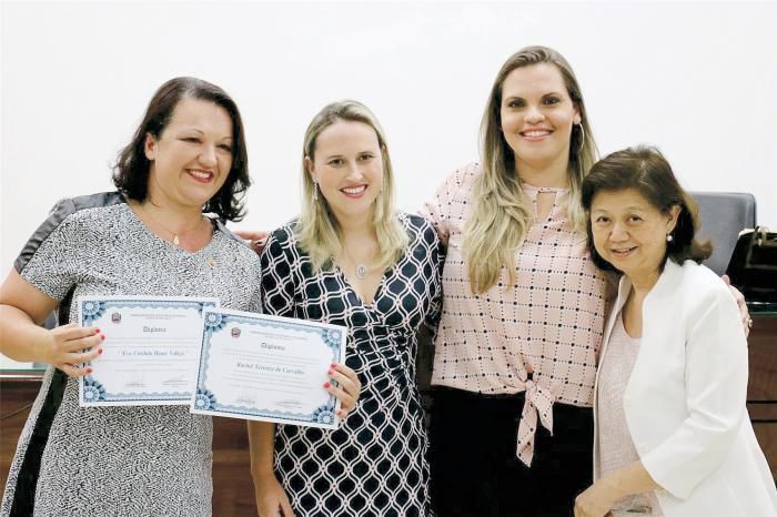 VEREADORA ROBERTA BARSOTTI ENTREGOU MOÇÃO DE CONGRATULAÇÕES À ESCOLA EVA VALLEJO