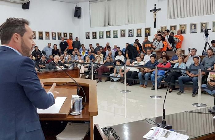 Prefeito Saulo entregou pessoalmente três novos projetos na Câmara Municipal
