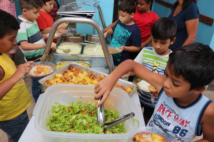 Merenda escolar oferecida pela Prefeitura garante alimentação rica em nutrientes para alunos