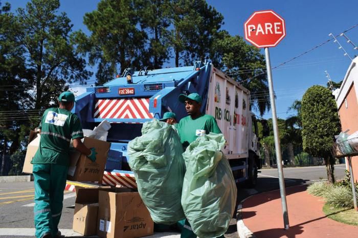 COLETORES DE LIXO DE ATIBAIA ESTÃO EM GREVE