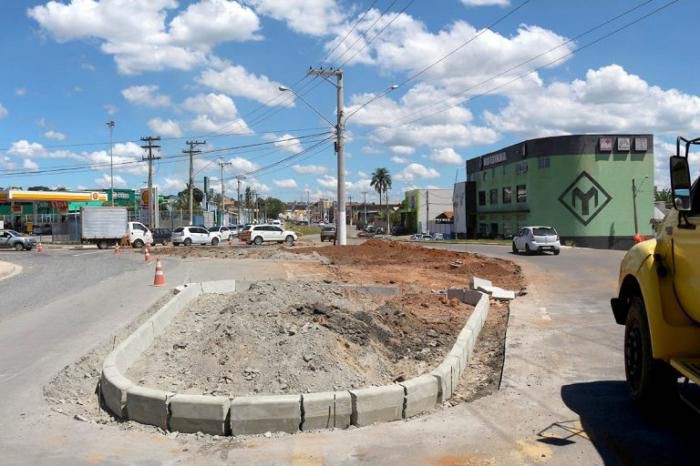 Obras da entrada da cidade avançam e rotatória do Jardim Brasil começa a ser construída