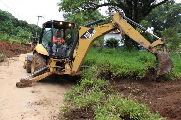 Prefeitura inicia asfalto na Av. Santana e em trechos da estrada da Grota Funda